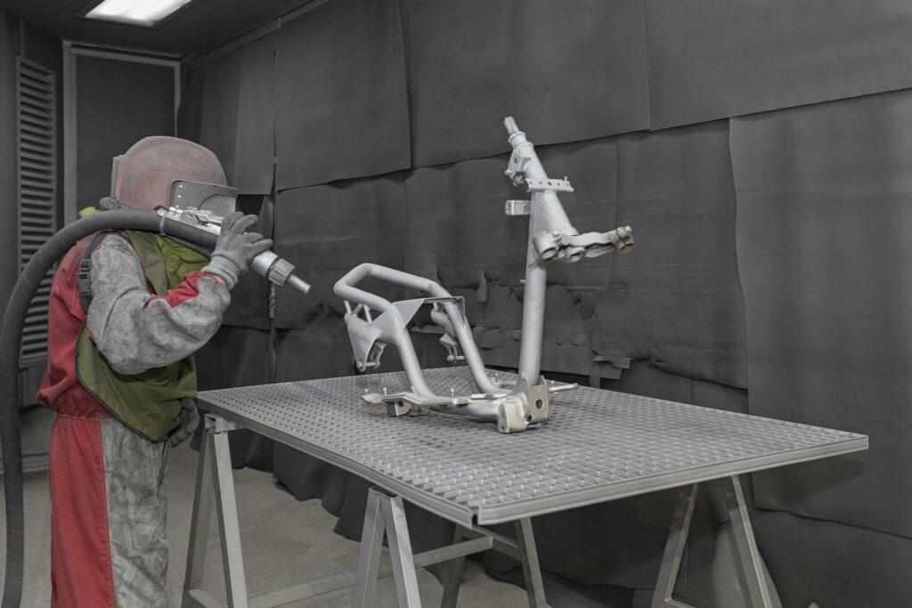 Sablage d'une pièce métallique avant traitement de surface
